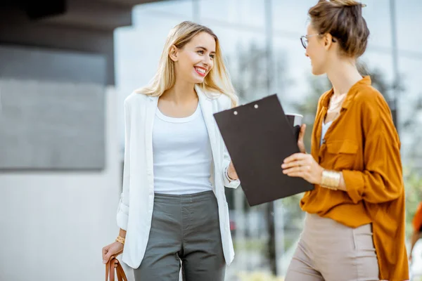 Two businesswomen near the office outdoors — ストック写真