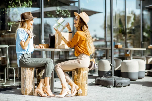 Freundinnen auf der Café-Terrasse — Stockfoto