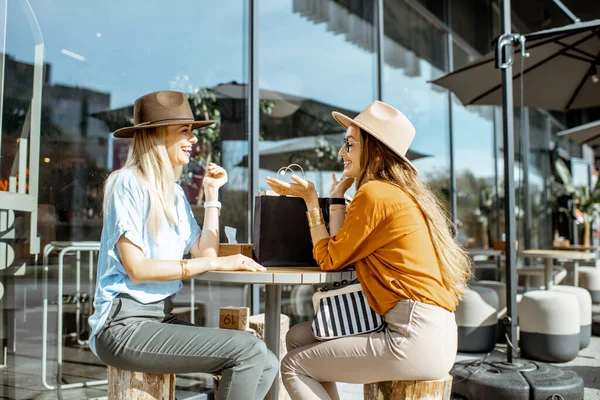 Flickvänner på caféets terrass — Stockfoto