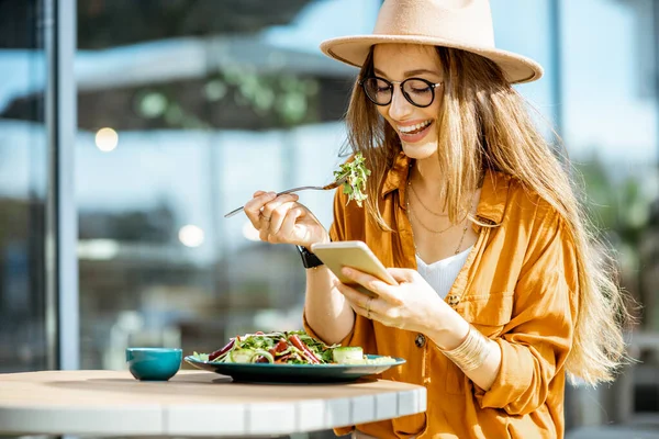 カフェテラスでサラダを食べる女 — ストック写真