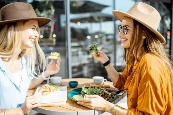 Freundinnen essen gesundes Essen auf der Terrasse — Stockfoto