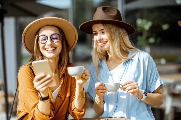 Novias pasar tiempo juntos en una terraza cafetería —  Fotos de Stock