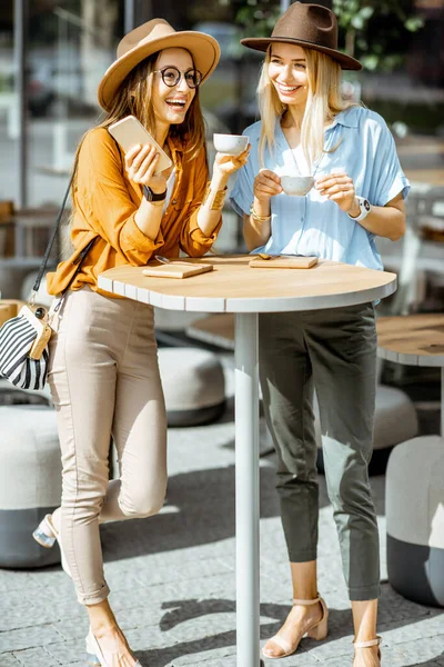 Девушки проводят время вместе на террасе кафе — стоковое фото