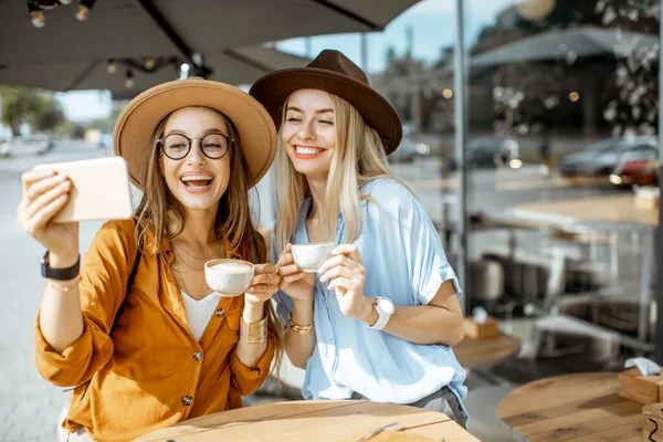 Namoradas fazendo selfie foto ao ar livre — Fotografia de Stock