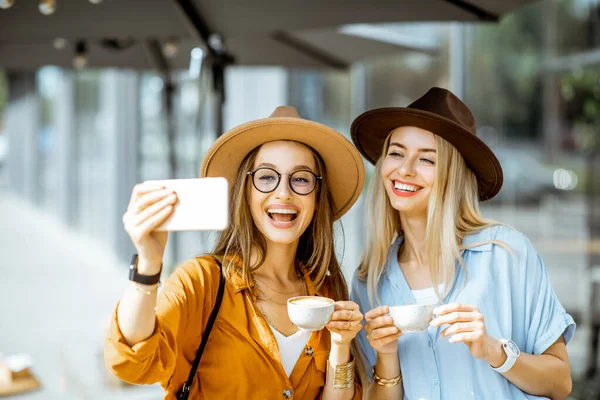 Vriendinnen maken selfie foto buiten — Stockfoto