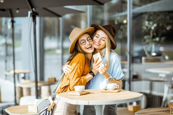 Ontmoeting van twee vrouwelijke beste vriendinnen — Stockfoto