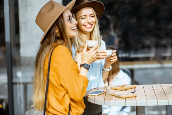 Подружки проводять час разом на терасі кафе — стокове фото