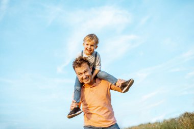 Baba ile oğlu dışarıda eğleniyor