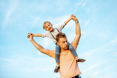 Baba ile oğlu dışarıda eğleniyor