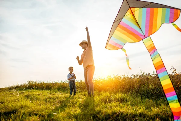 父亲和儿子在田里放着风筝 — 图库照片