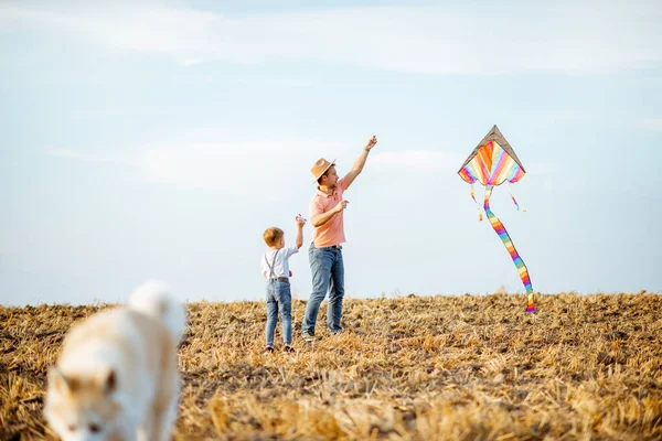 Fother en zoon vlieger op het veld — Stockfoto