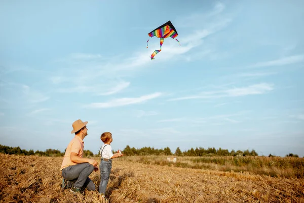 Fother och son flygande drake på fältet — Stockfoto