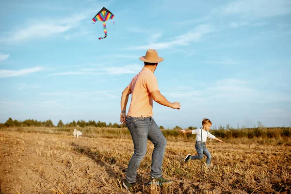 父と息子は現場で凧揚げ — ストック写真