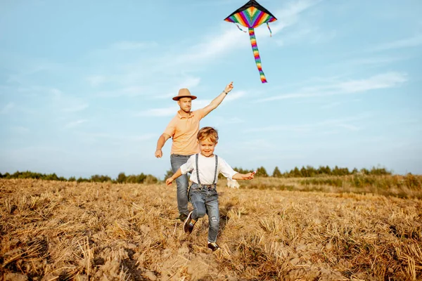 Fother en zoon vlieger op het veld — Stockfoto