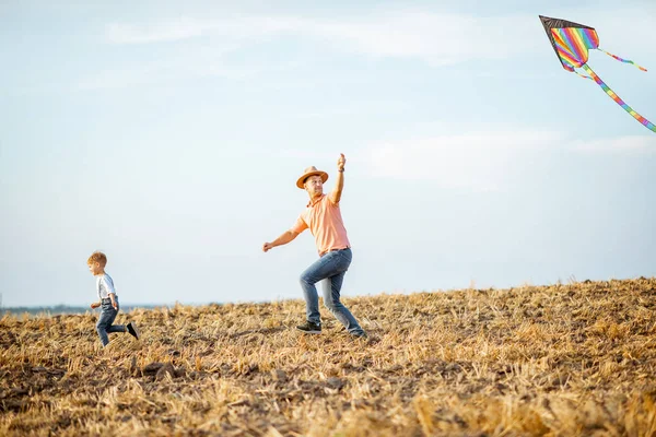 Fother en zoon vlieger op het veld — Stockfoto