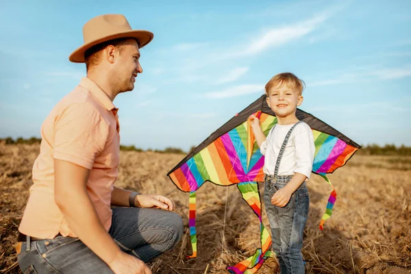 Fother en zoon vlieger op het veld — Stockfoto