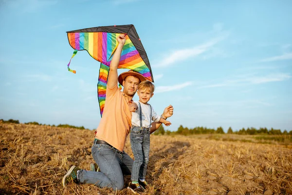 Fother e figlio volare aquilone sul campo — Foto Stock