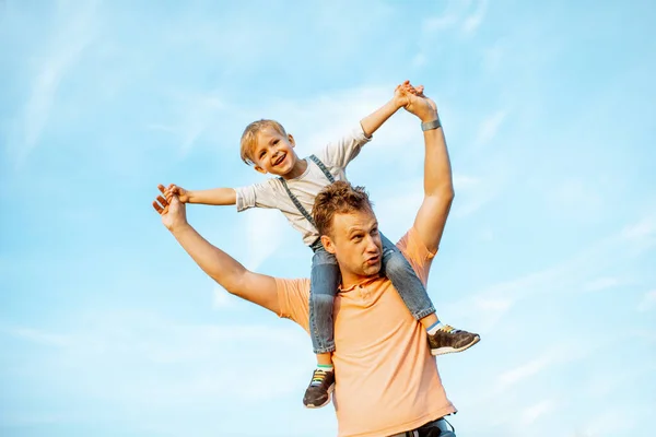 Padre con hijo divirtiéndose al aire libre — Foto de Stock