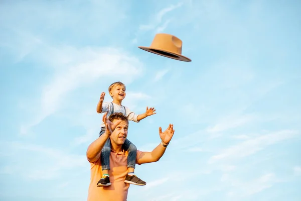 Padre con hijo divirtiéndose al aire libre — Foto de Stock