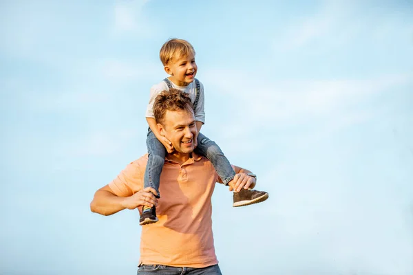 Padre con hijo divirtiéndose al aire libre — Foto de Stock