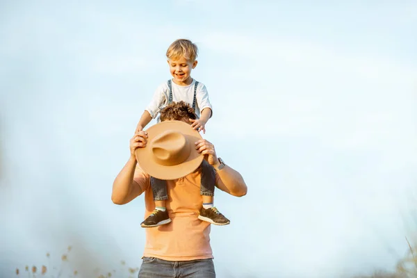 Padre con hijo divirtiéndose al aire libre — Foto de Stock