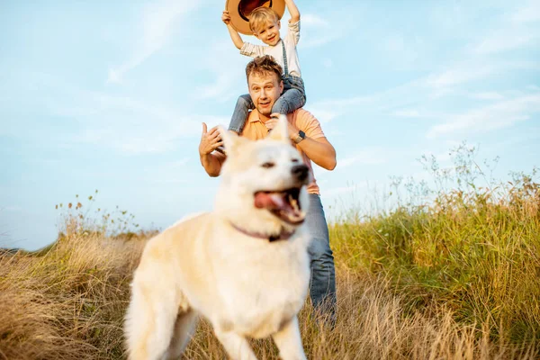 Père avec fils s'amuser à l'extérieur — Photo