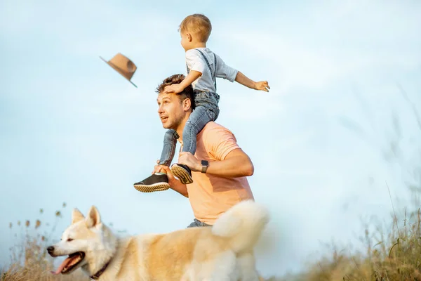 Padre con hijo divirtiéndose al aire libre — Foto de Stock