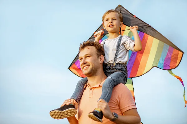 Vader en zoon met vlieger buiten — Stockfoto