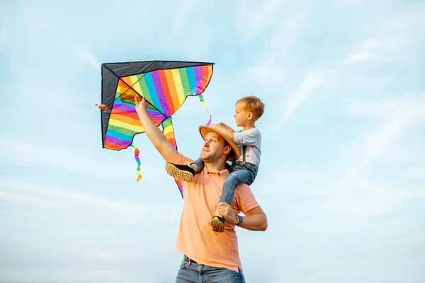 Padre e hijo con cometa al aire libre — Foto de Stock