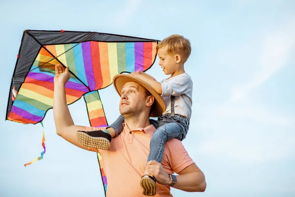 Padre e hijo con cometa al aire libre — Foto de Stock
