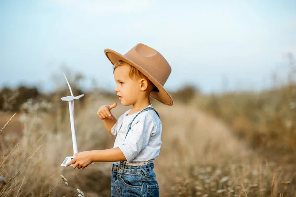 Niño jugando con juguete aerogenerador al aire libre —  Fotos de Stock