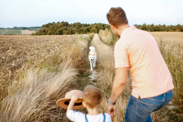 Ojciec i syn spacerujący w terenie — Zdjęcie stockowe