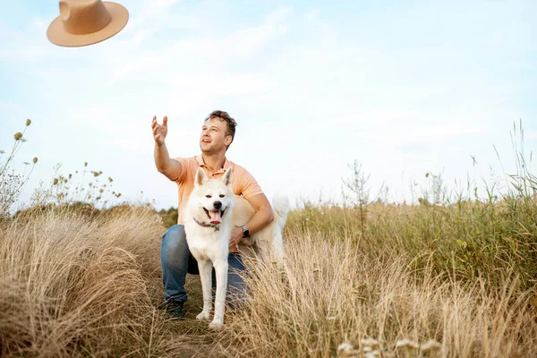 Homme heureux jouant avec le chien sur le terrain — Photo