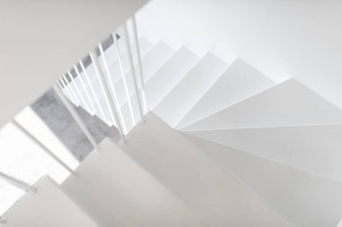 Beyaza boyanmış minimalist metal merdiven.