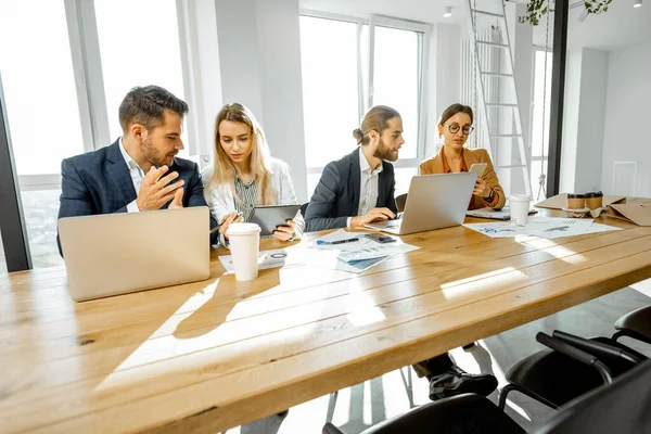 Empresários que trabalham na sala de reuniões — Fotografia de Stock