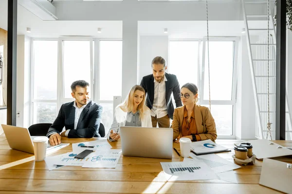 Gente de negocios trabajando en la sala de reuniones — Foto de Stock