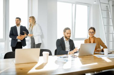 Toplantı odasında çalışan iş adamları.