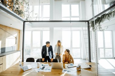 Toplantı odasında çalışan iş adamları.