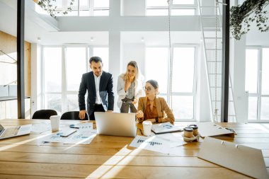 Toplantı odasında çalışan iş adamları.