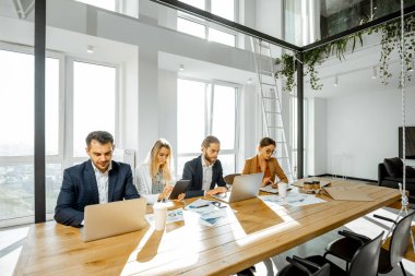 Toplantı odasında çalışan iş adamları.