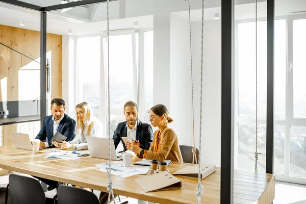 Empresários que trabalham na sala de reuniões — Fotografia de Stock