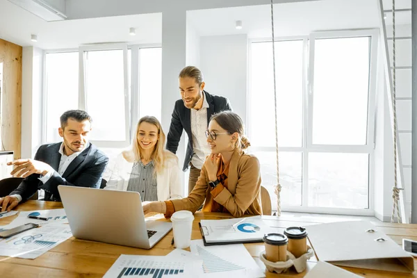 Affärsmän som arbetar i mötesrummet — Stockfoto