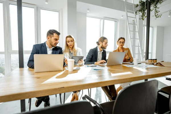 Affärsmän som arbetar i mötesrummet — Stockfoto