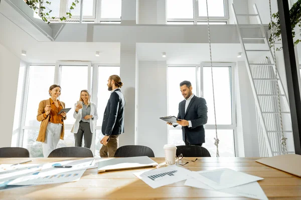 Trabajadores de oficina en la sala de reuniones — Foto de Stock