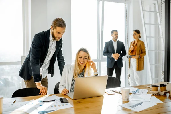 Affärsmän som arbetar i mötesrummet — Stockfoto