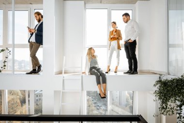 Ofis çalışanları toplantı odasında gayri resmi görüşme yapıyorlar.