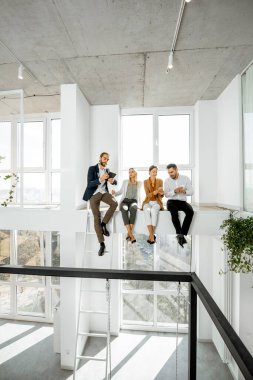 Ofis çalışanları toplantı odasında gayri resmi görüşme yapıyorlar.