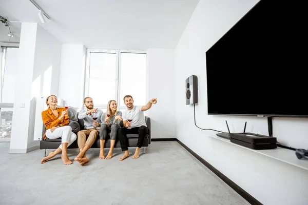 Amis regarder la télévision à la maison — Photo