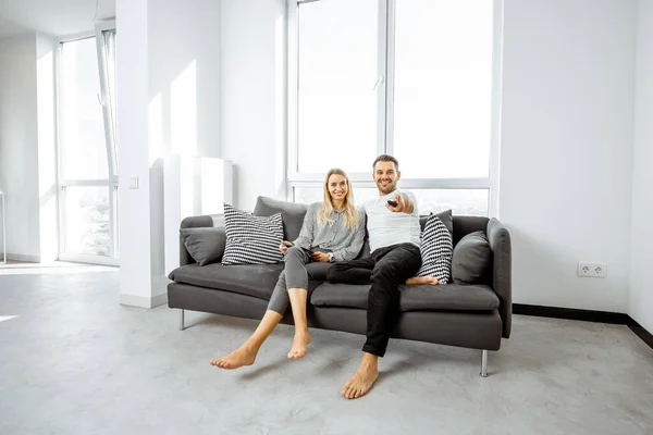 Casal assistindo televisão em casa — Fotografia de Stock