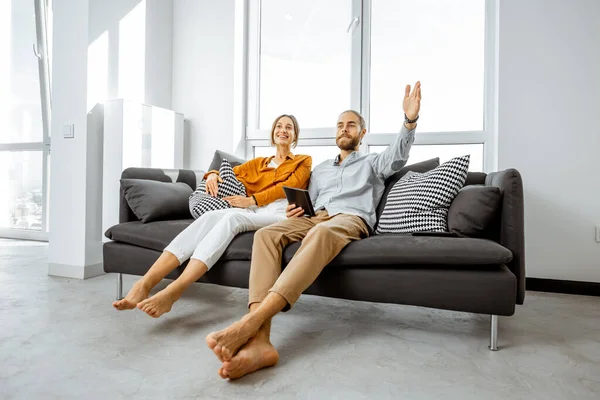 Par i soffan hemma — Stockfoto